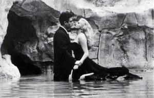 Marcello Mastroianni et Anita Ekberg dans la fontaine de Trevi